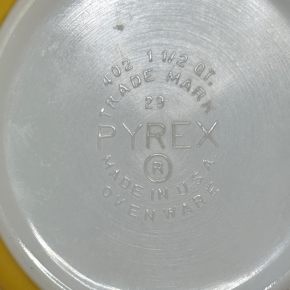 Vintage PYREX 402 Mixing Bowl 1.5 qt Golden Yellow Ovenware Daisy Series GUC 60s - Picture 10 of 12